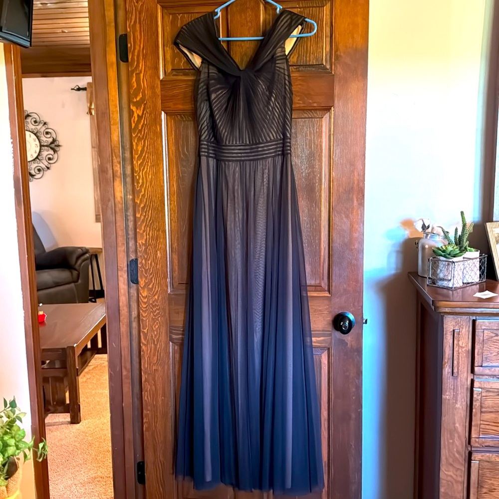 Tadashi Shoji Size 4 Long Black Formal Pleated Gown!